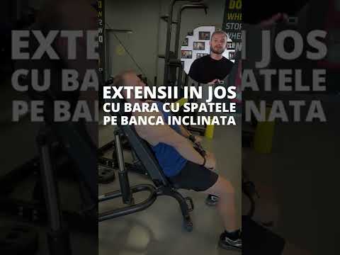 Extensii in jos cu bara cu spatele pe banca inclinata